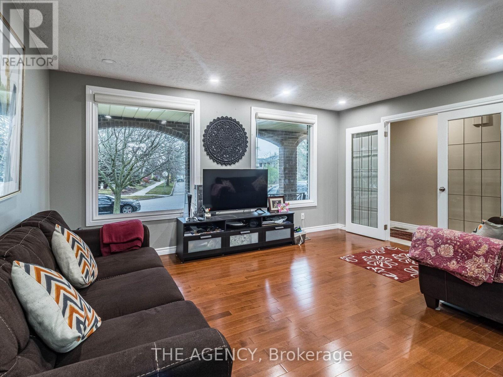 29 Culpepper Drive, Waterloo, Ontario  N2L 5K8 - Photo 5 - X12749930