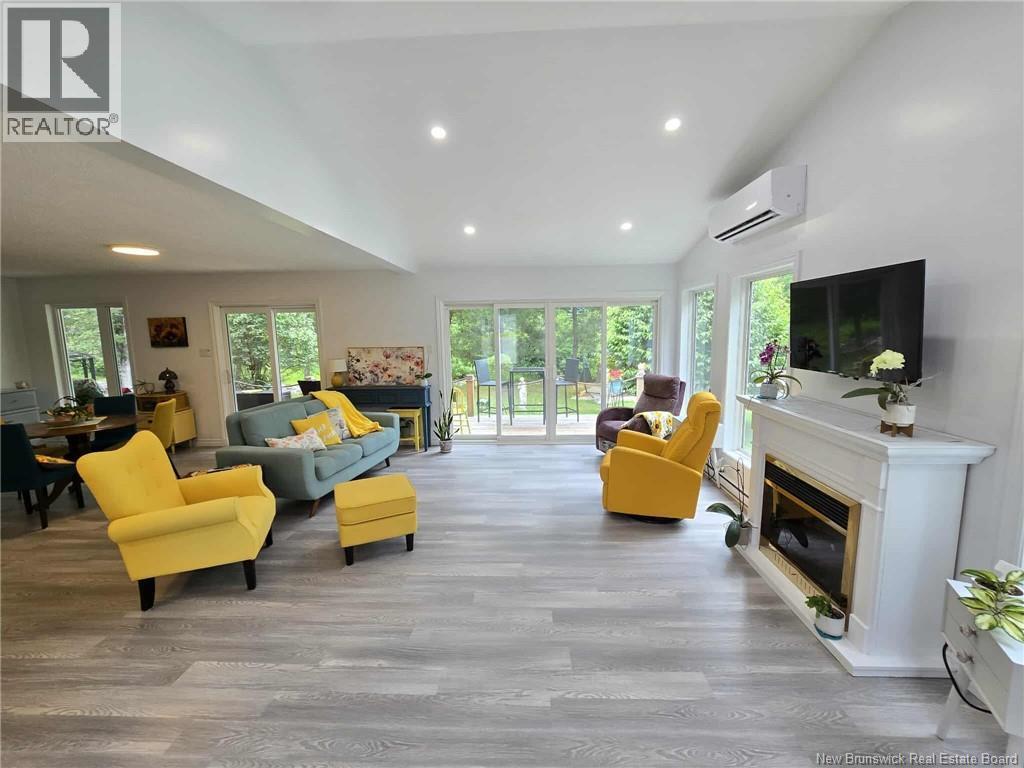 398 Linda Street, Beresford, New Brunswick  E8K 2C9 - Photo 13 - NB133034