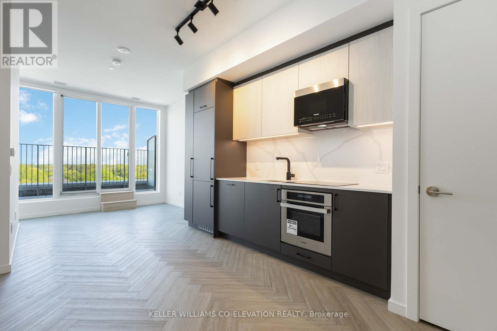 818 - 689 THE QUEENSWAY STREET, Toronto, Ontario