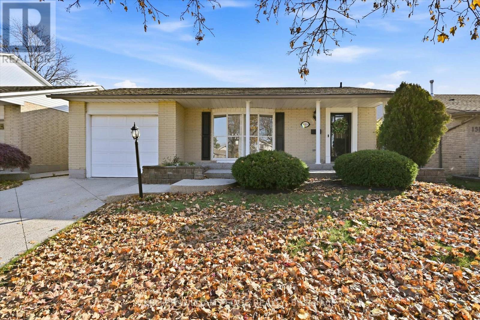 123 Athenia Drive, Hamilton, Ontario  L9J 1T5 - Photo 2 - X12748702