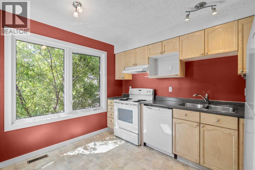 22 Coachway Gardens Sw, Calgary, Alberta  T3H 2V9 - Photo 11 - A2272208