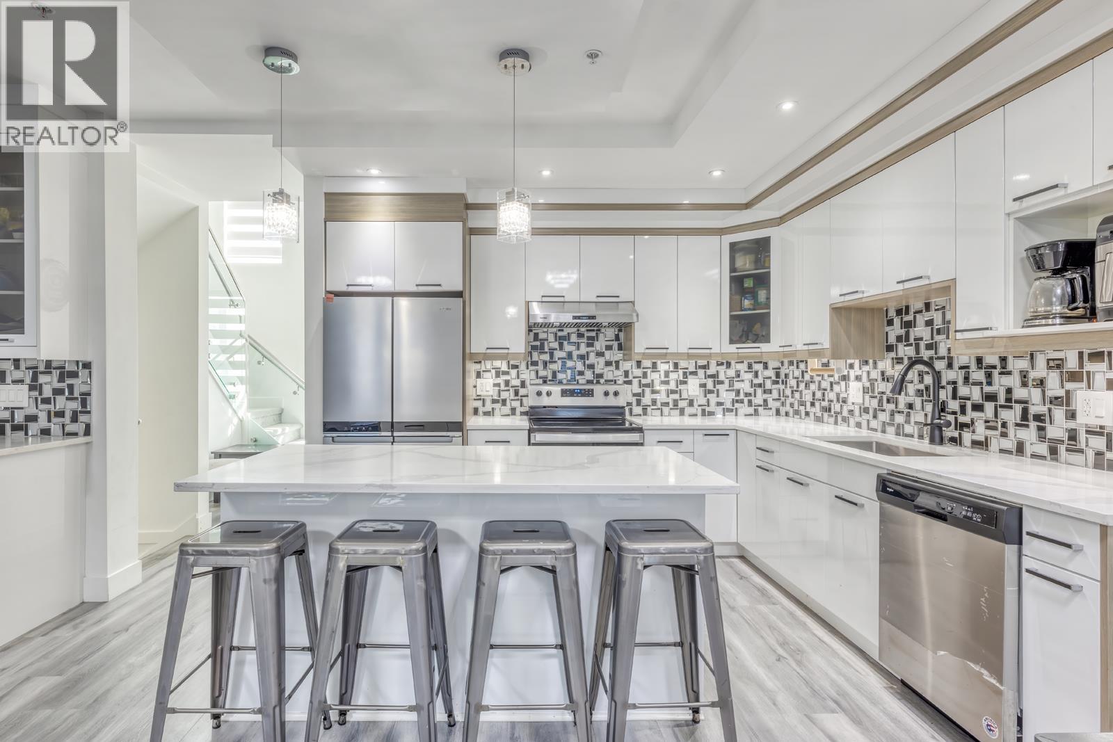 3 1526 Grant Avenue, Port Coquitlam, British Columbia  V5B 2K5 - Photo 3 - R3085349