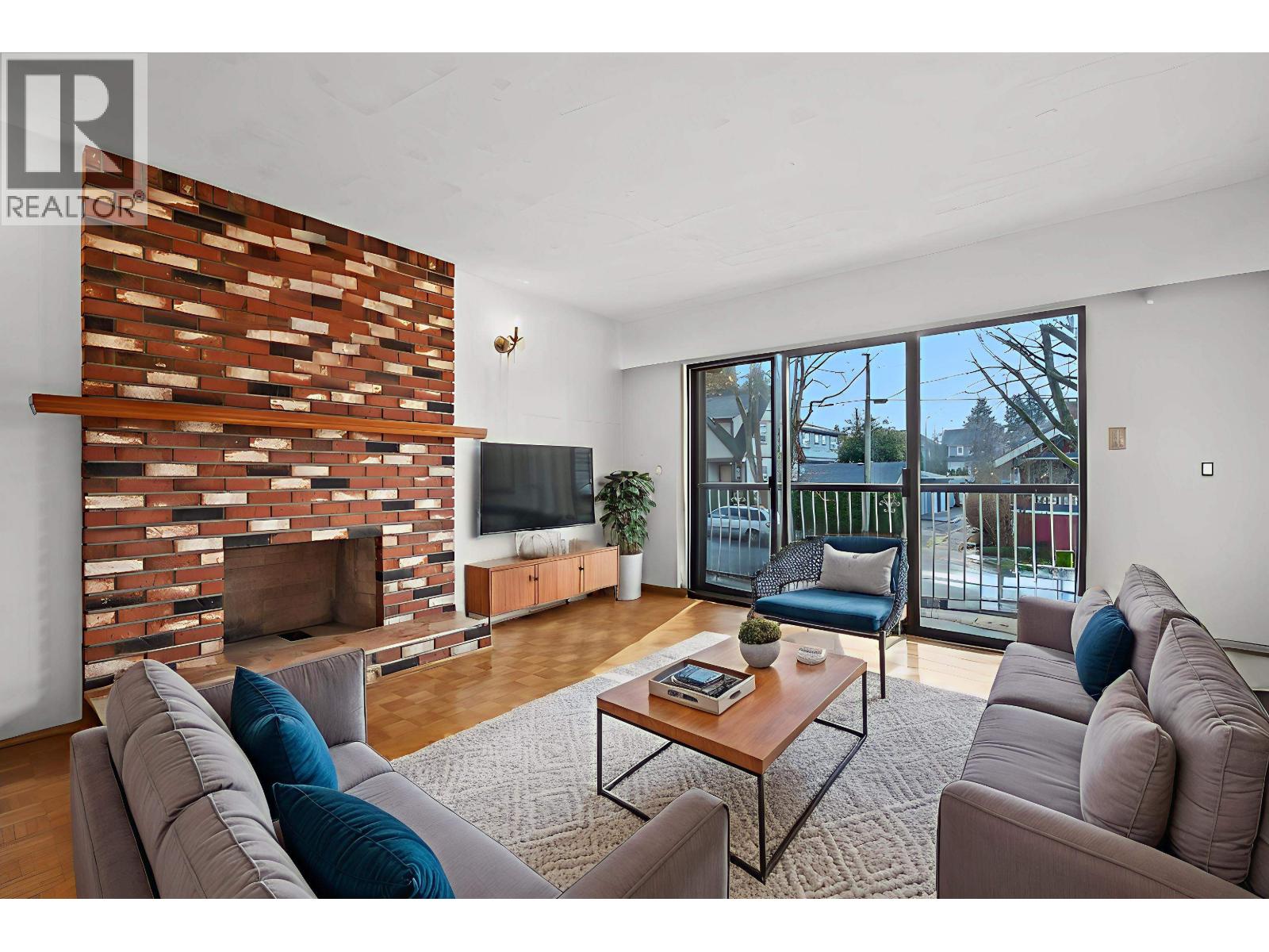 1181 E 24th Avenue, Vancouver, British Columbia  V5V 2B3 - Photo 2 - R3085384