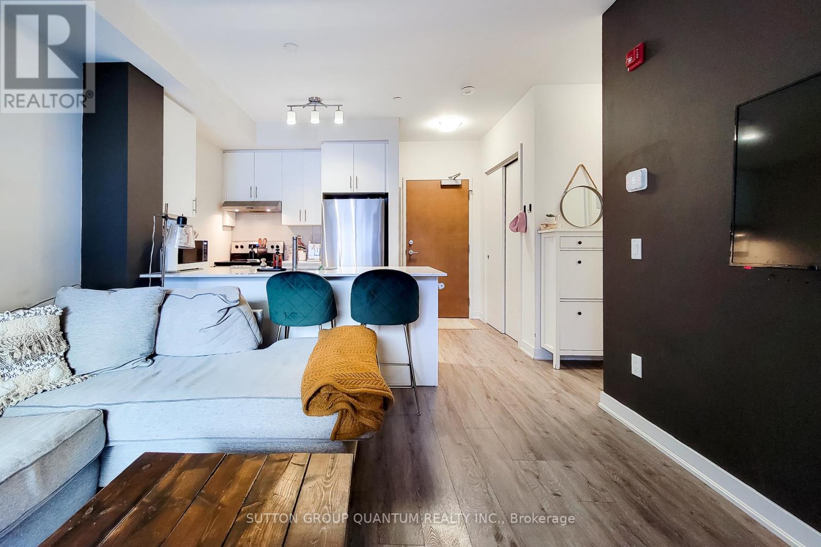 201 - 320 Plains Road E, Burlington, Ontario  L7T 0C1 - Photo 2 - W12750028