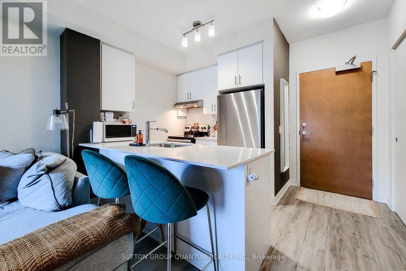 201 - 320 Plains Road E, Burlington, Ontario  L7T 0C1 - Photo 3 - W12750028