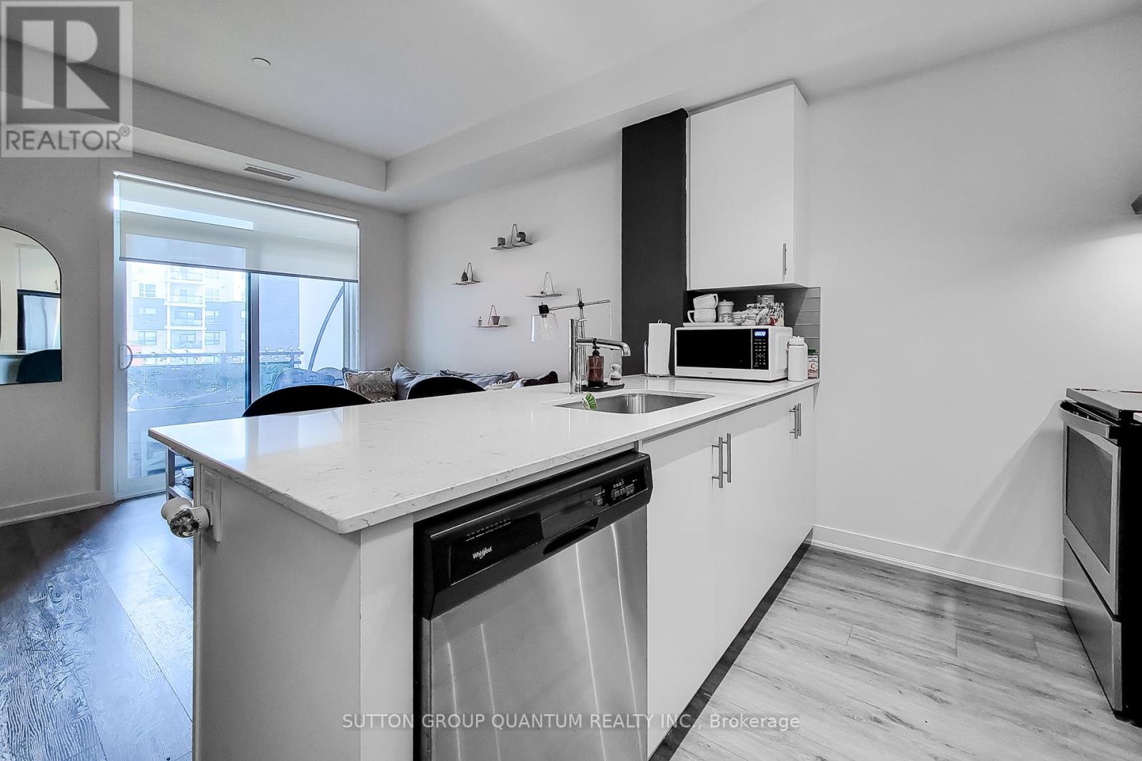 201 - 320 Plains Road E, Burlington, Ontario  L7T 0C1 - Photo 4 - W12750028