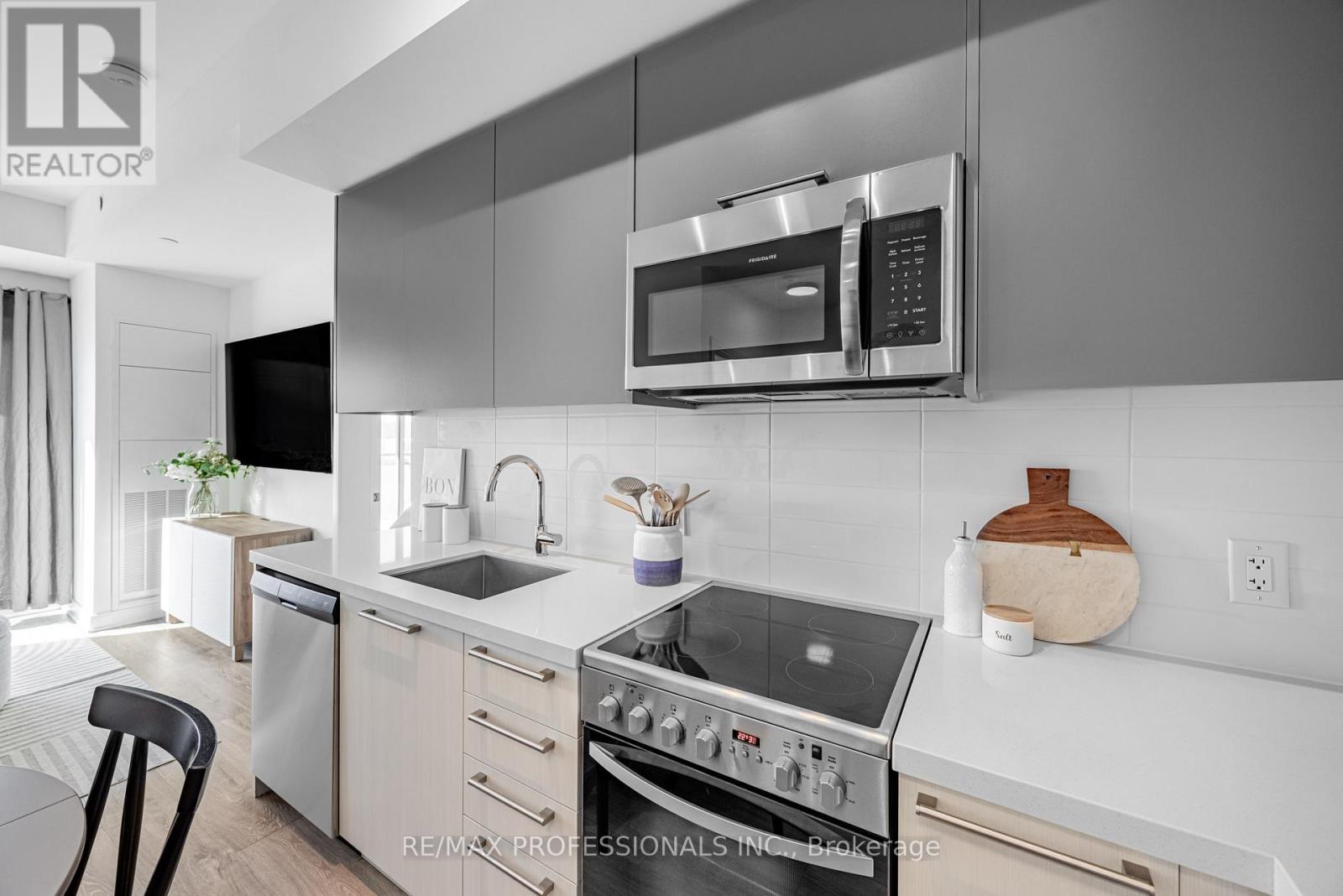 906 - 25 Neighbourhood Lane, Toronto, Ontario  M8Y 0C4 - Photo 6 - W12750048