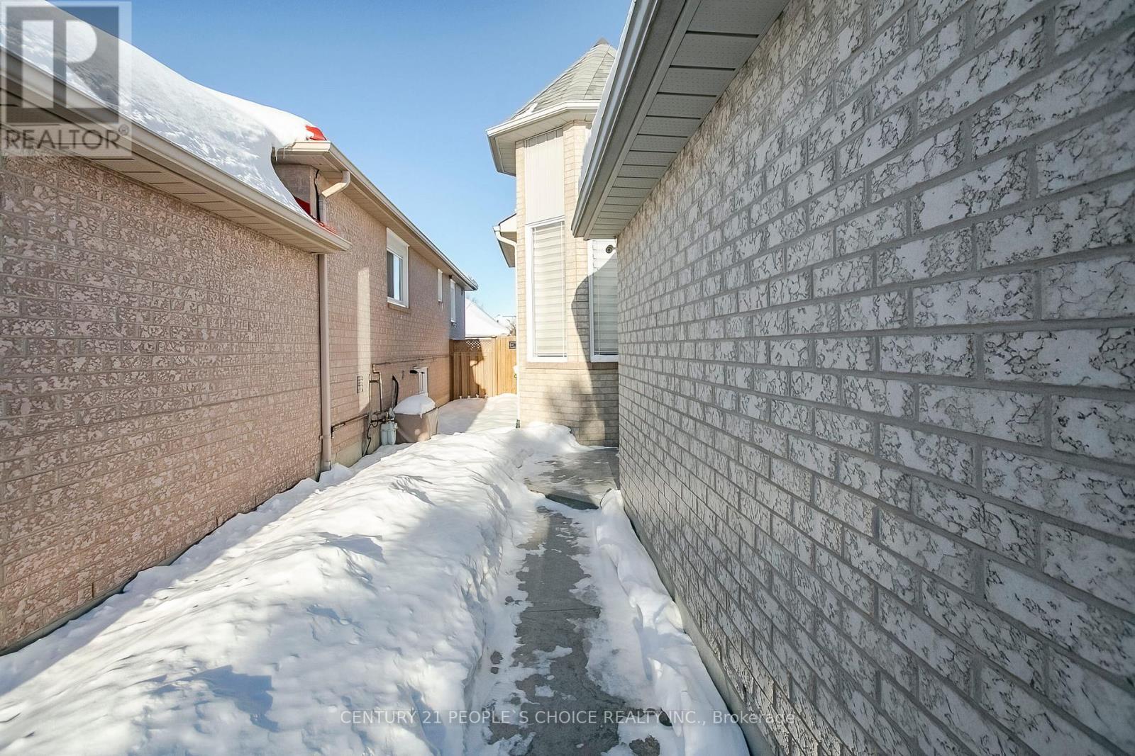 23 Silkwood Crescent, Brampton, Ontario  L6X 4L1 - Photo 4 - W12750054