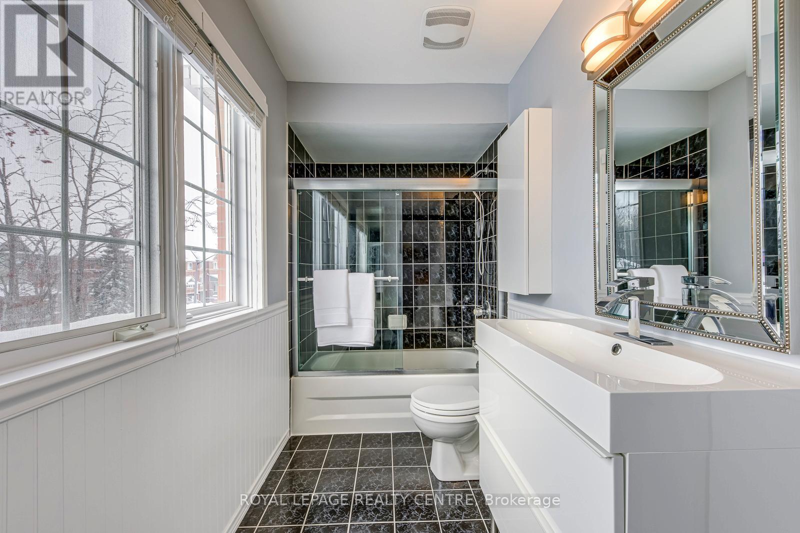 1588 Woodhenge Way, Mississauga, Ontario  L5N 7T1 - Photo 22 - W12748906