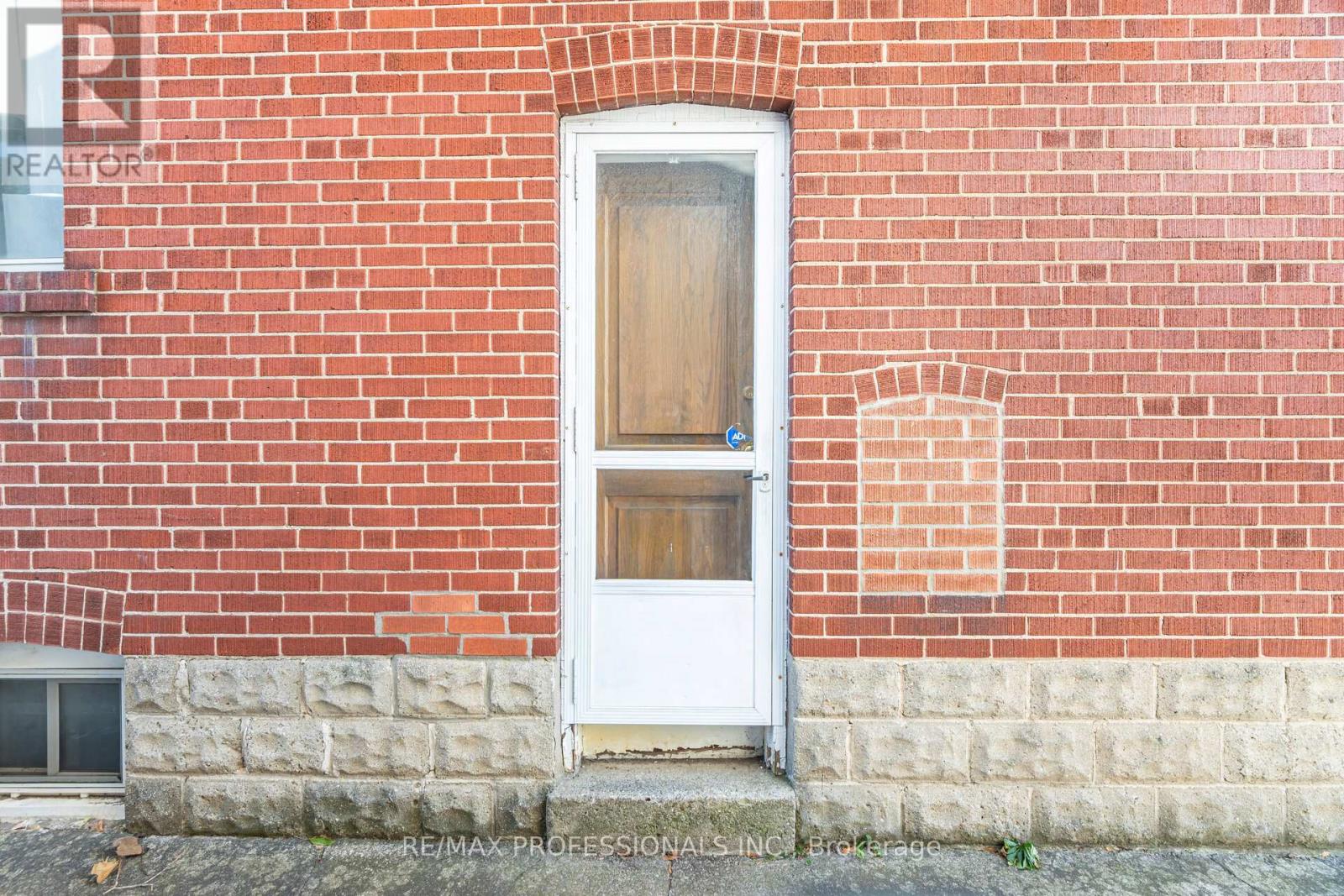 40 Warren Crescent, Toronto, Ontario  M6S 4S2 - Photo 20 - W12583882