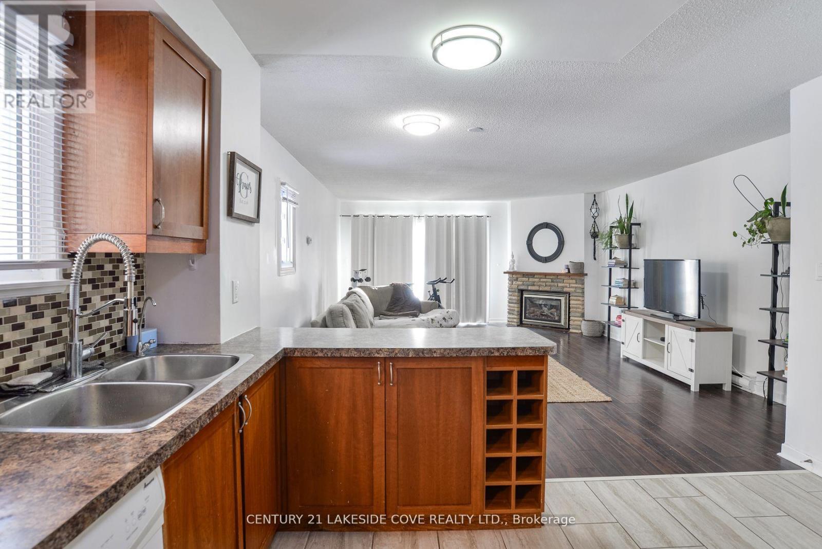 Unit 5 - 4 Paradise Boulevard, Ramara, Ontario  L0K 1B0 - Photo 8 - S12737542