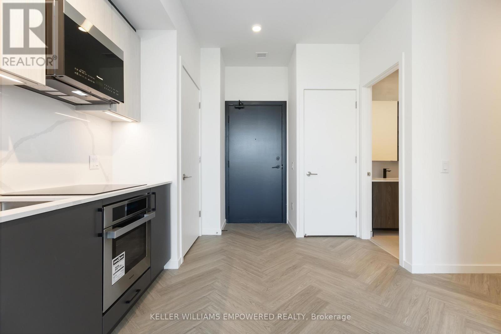 818 - 689 The Queensway Street, Toronto, Ontario  M8Y 1L1 - Photo 2 - W12460176