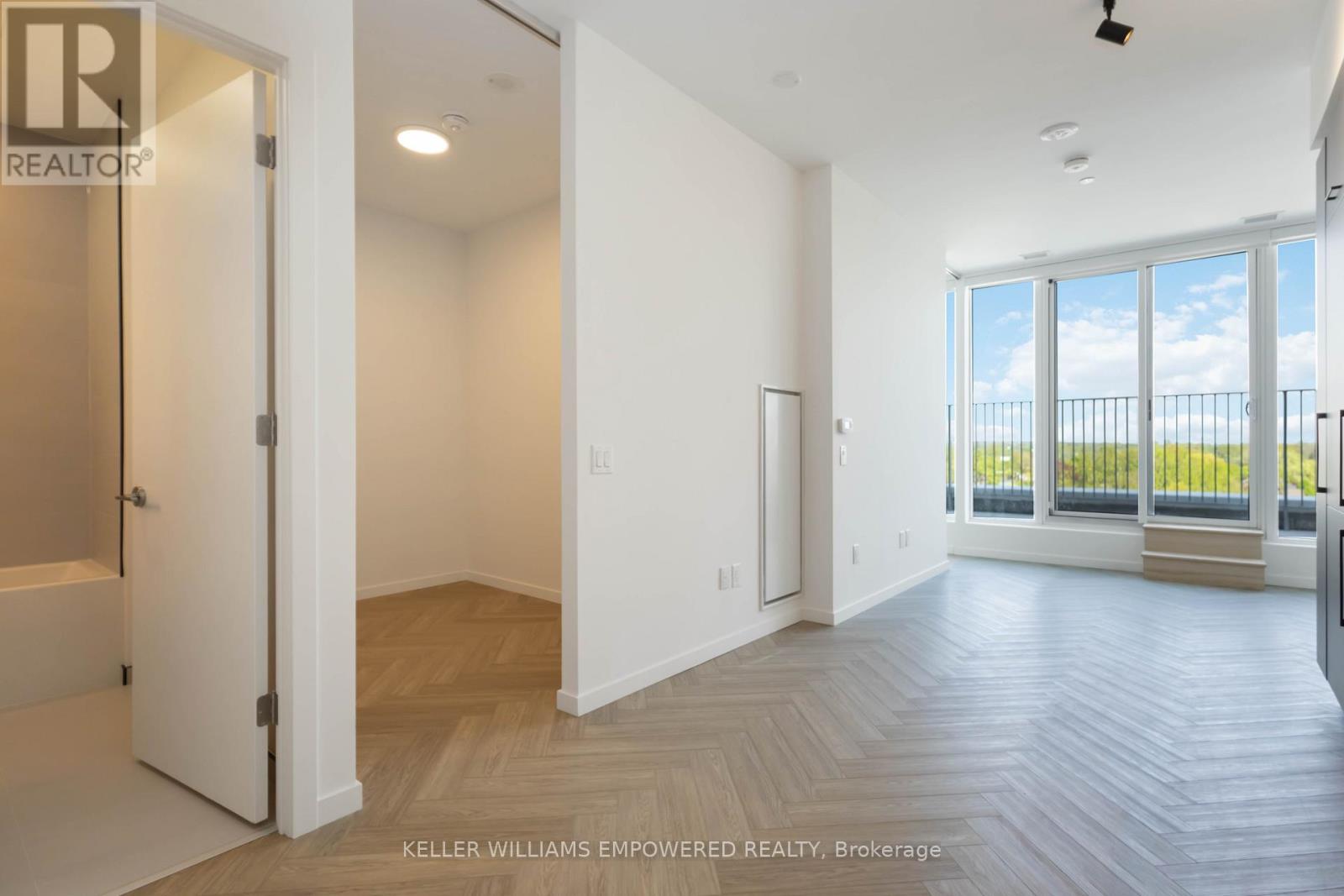 818 - 689 The Queensway Street, Toronto, Ontario  M8Y 1L1 - Photo 5 - W12460176