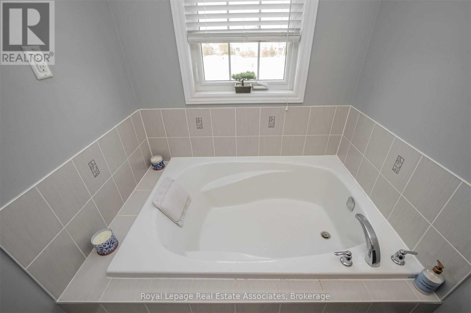 54 Sea Drifter Crescent, Brampton, Ontario  L6P 4B2 - Photo 18 - W12750088