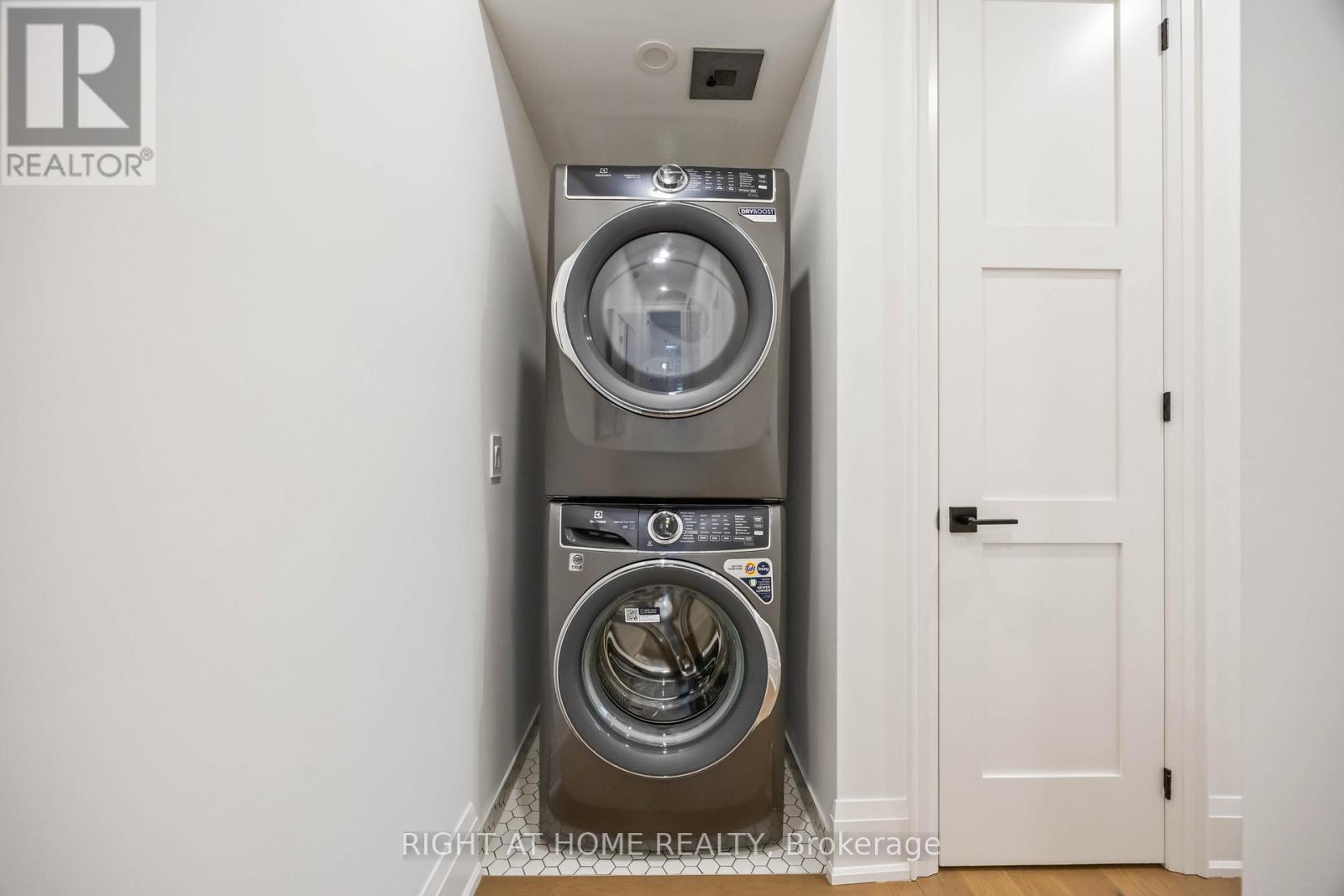 34a Morningside Avenue W, Toronto, Ontario  M6S 1C4 - Photo 25 - W12750124