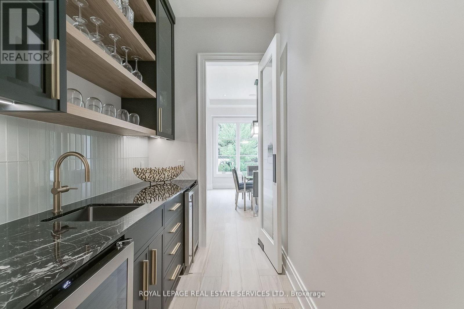 8 Shand Avenue, Toronto, Ontario  M8X 2M5 - Photo 11 - W12750156