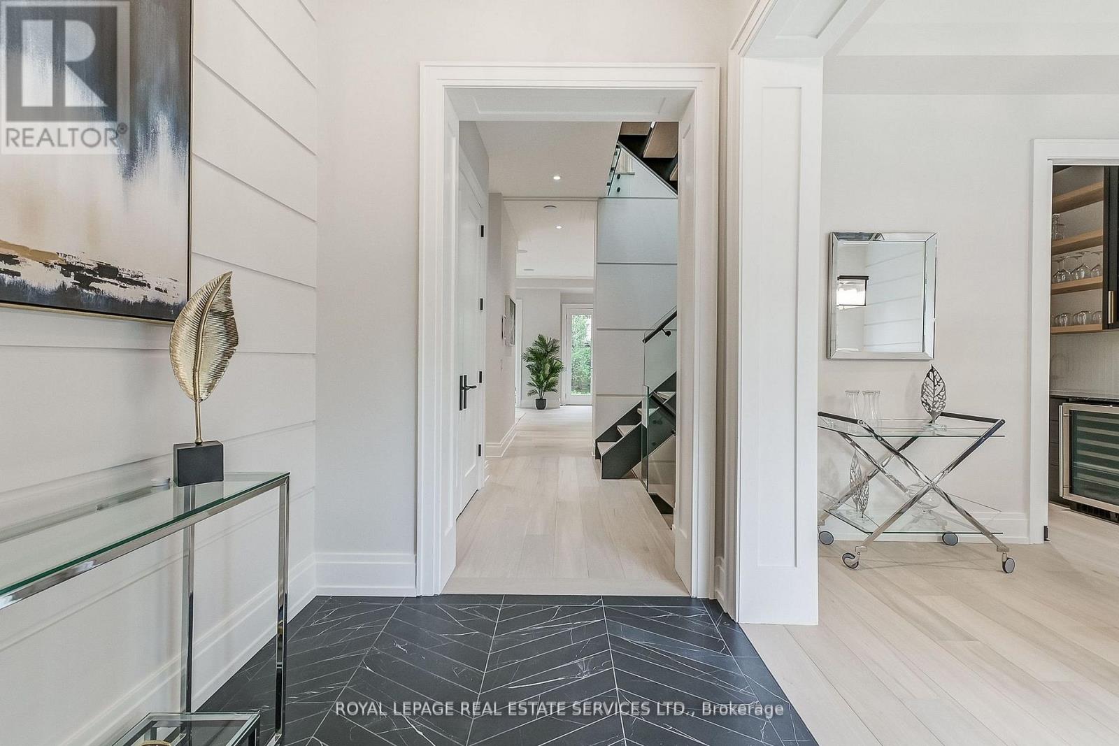 8 Shand Avenue, Toronto, Ontario  M8X 2M5 - Photo 7 - W12750156