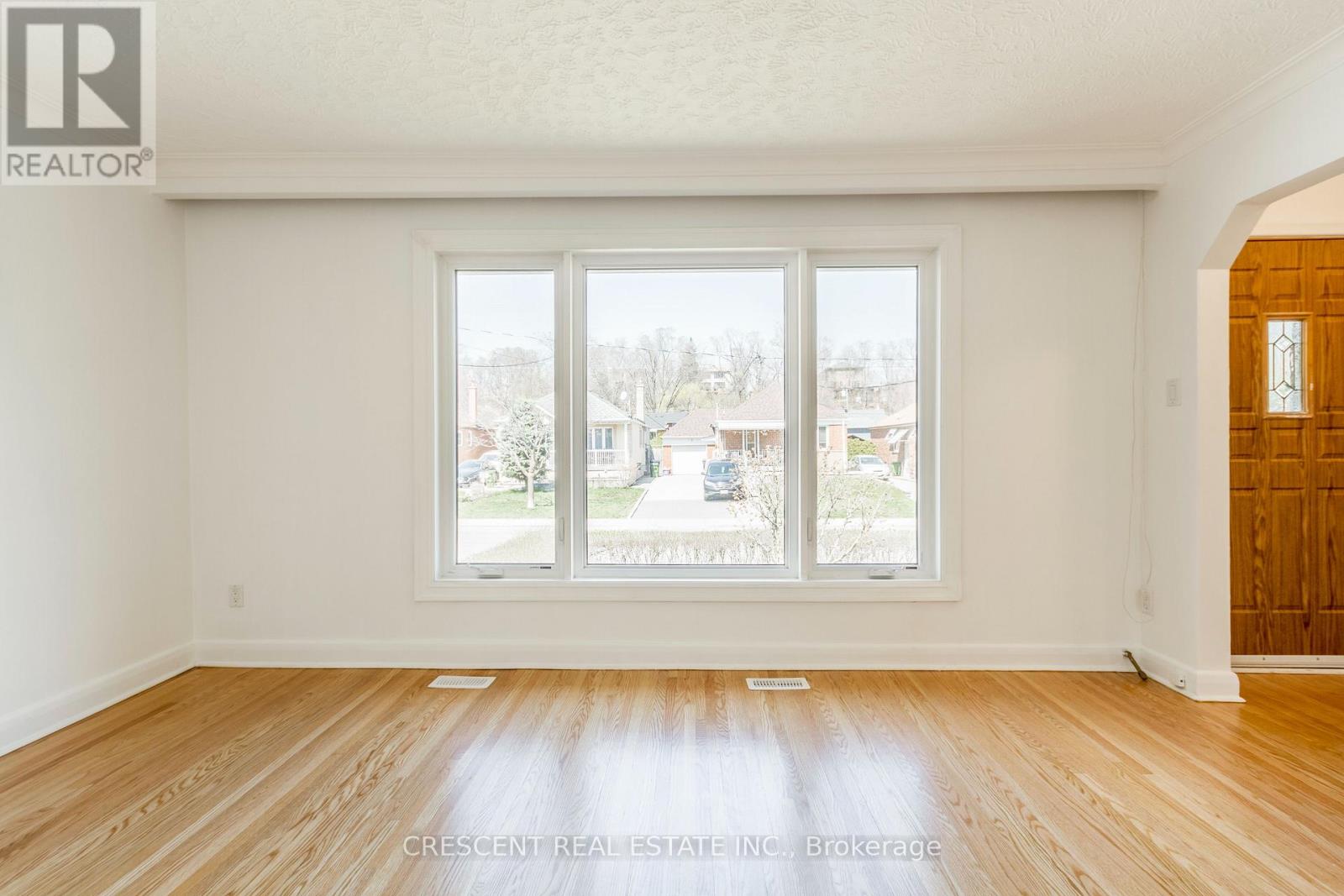 Upper - 51 Black Creek Boulevard, Toronto, Ontario  M6N 2K6 - Photo 11 - W12750212