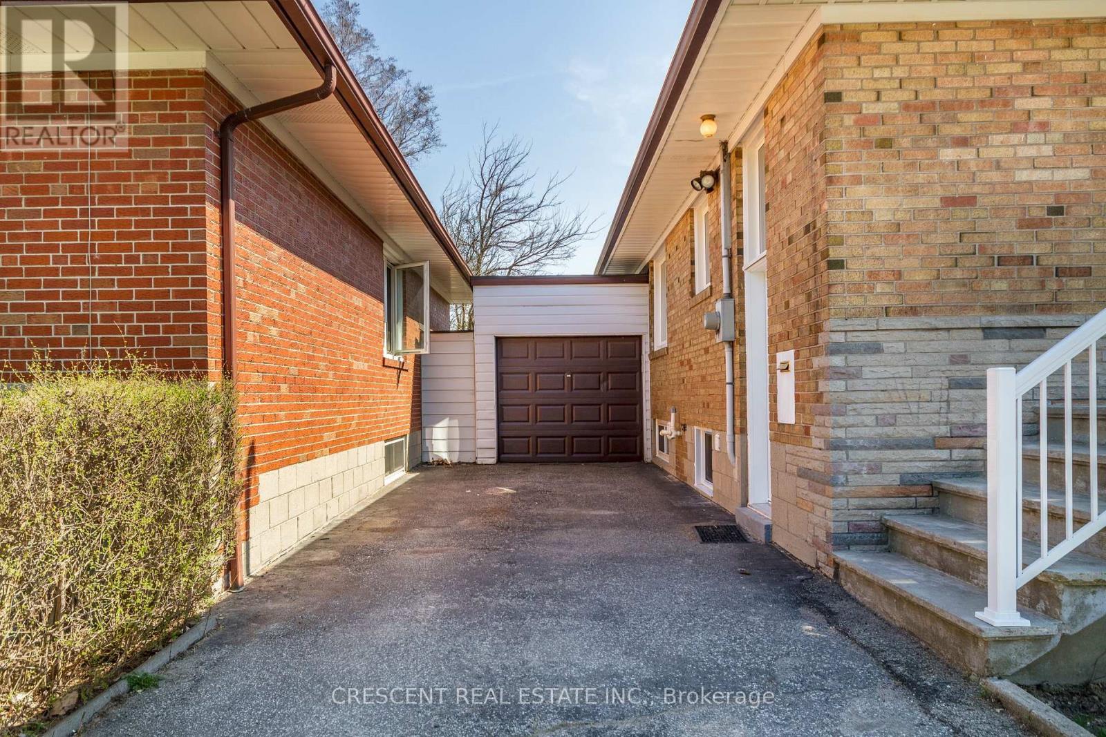Upper - 51 Black Creek Boulevard, Toronto, Ontario  M6N 2K6 - Photo 27 - W12750212
