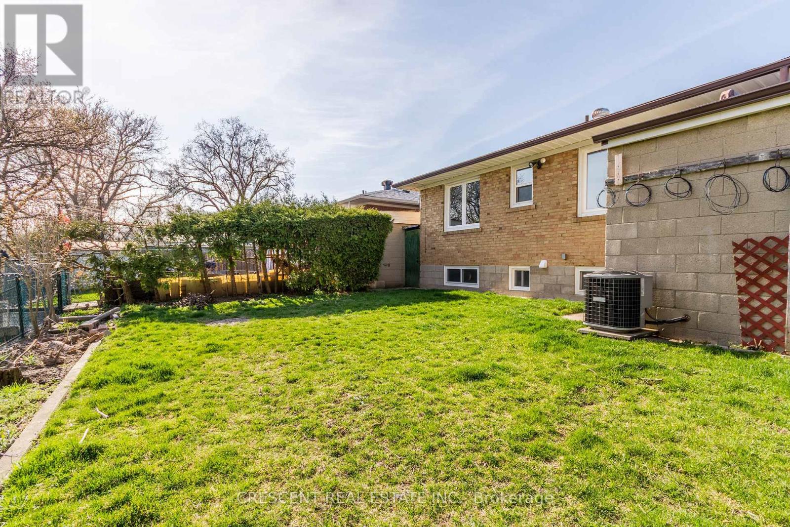 Upper - 51 Black Creek Boulevard, Toronto, Ontario  M6N 2K6 - Photo 32 - W12750212