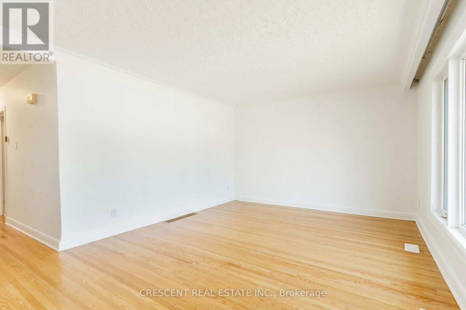 Upper - 51 Black Creek Boulevard, Toronto, Ontario  M6N 2K6 - Photo 9 - W12750212