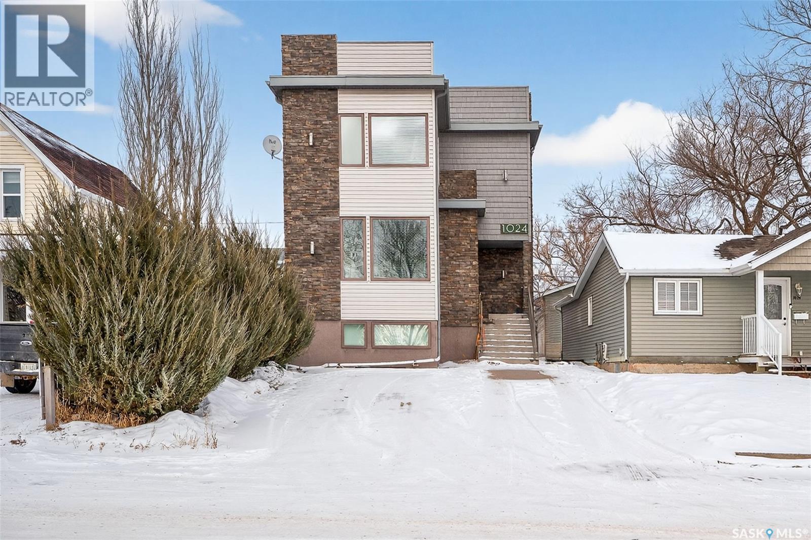 1024 Hochelaga Street W, Moose Jaw, Saskatchewan  S6H 2H9 - Photo 2 - SK027734