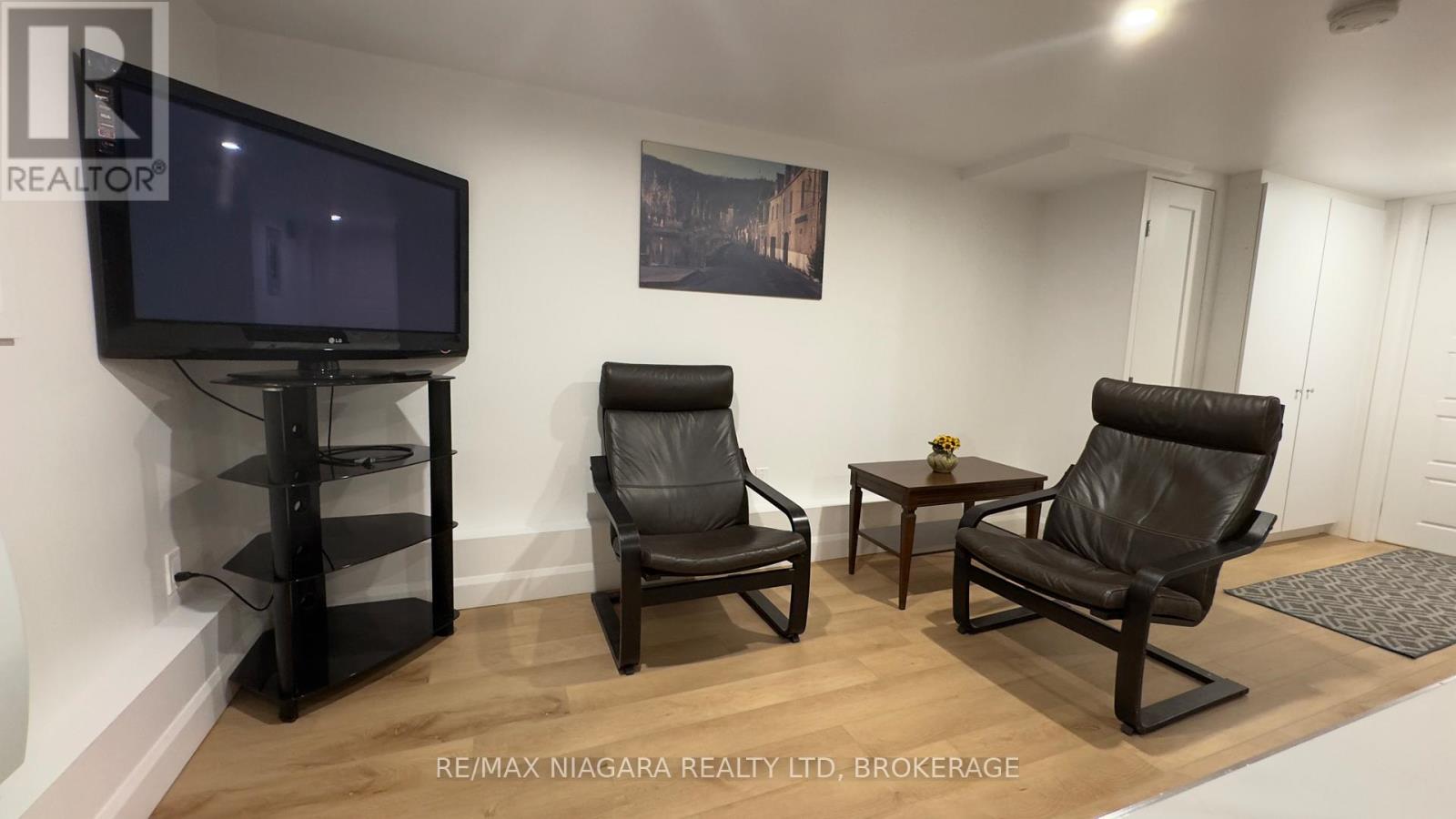 B - 4992 Mcrae Street, Niagara Falls, Ontario  L2E 1P1 - Photo 4 - X12524942