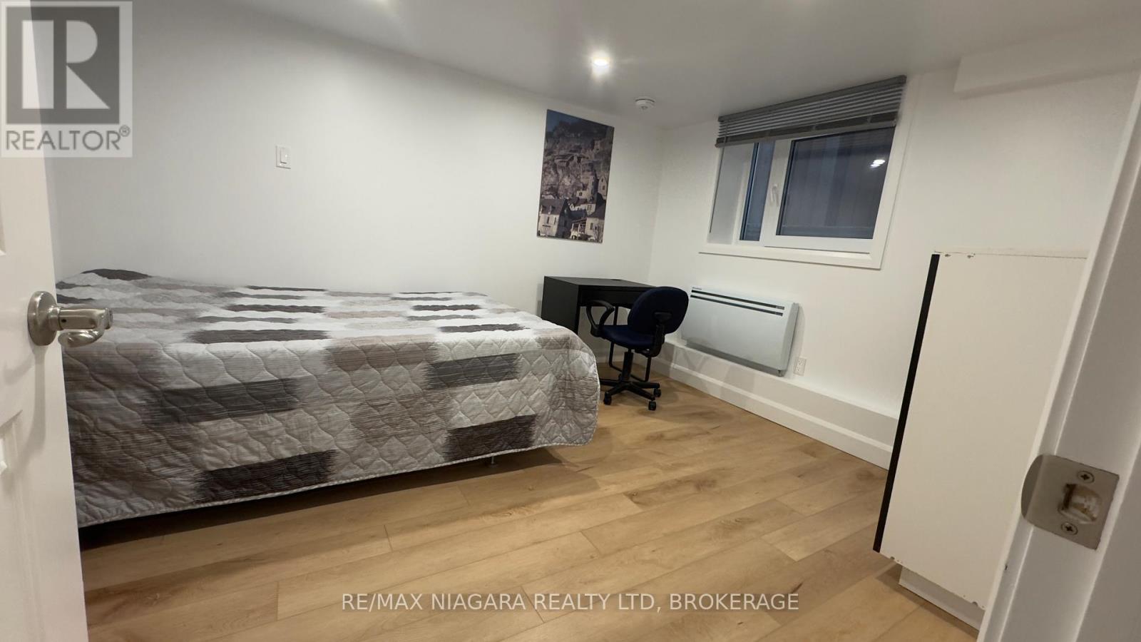 B - 4992 Mcrae Street, Niagara Falls, Ontario  L2E 1P1 - Photo 5 - X12524942