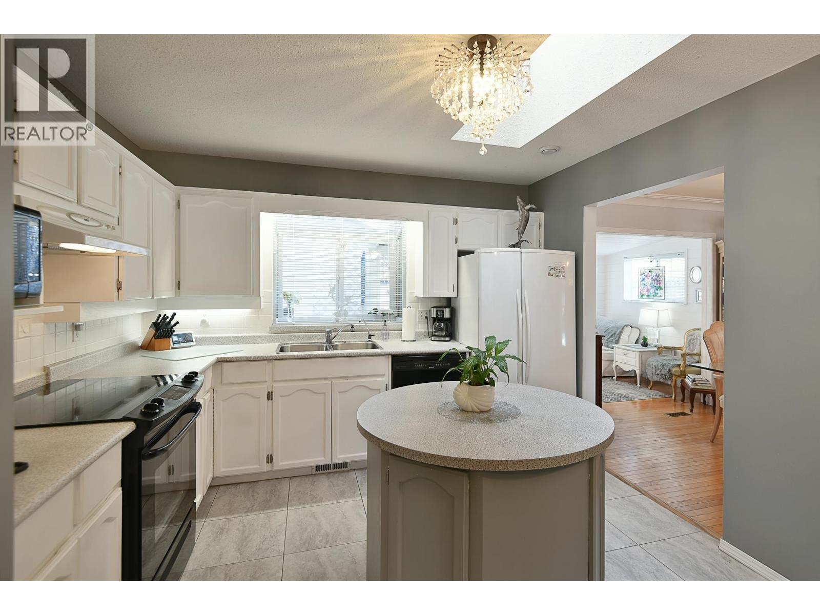 5457 Burley Place, Sechelt, British Columbia  V0N 3A0 - Photo 10 - R3085525