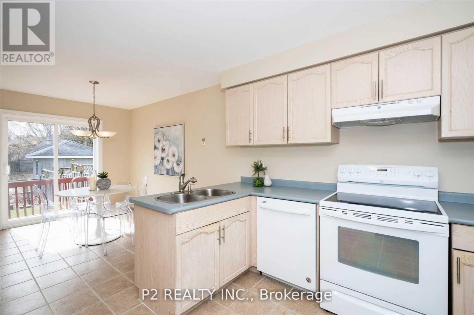 37 Oakridge Court, East Gwillimbury, Ontario  L9N 1M5 - Photo 4 - N12750310