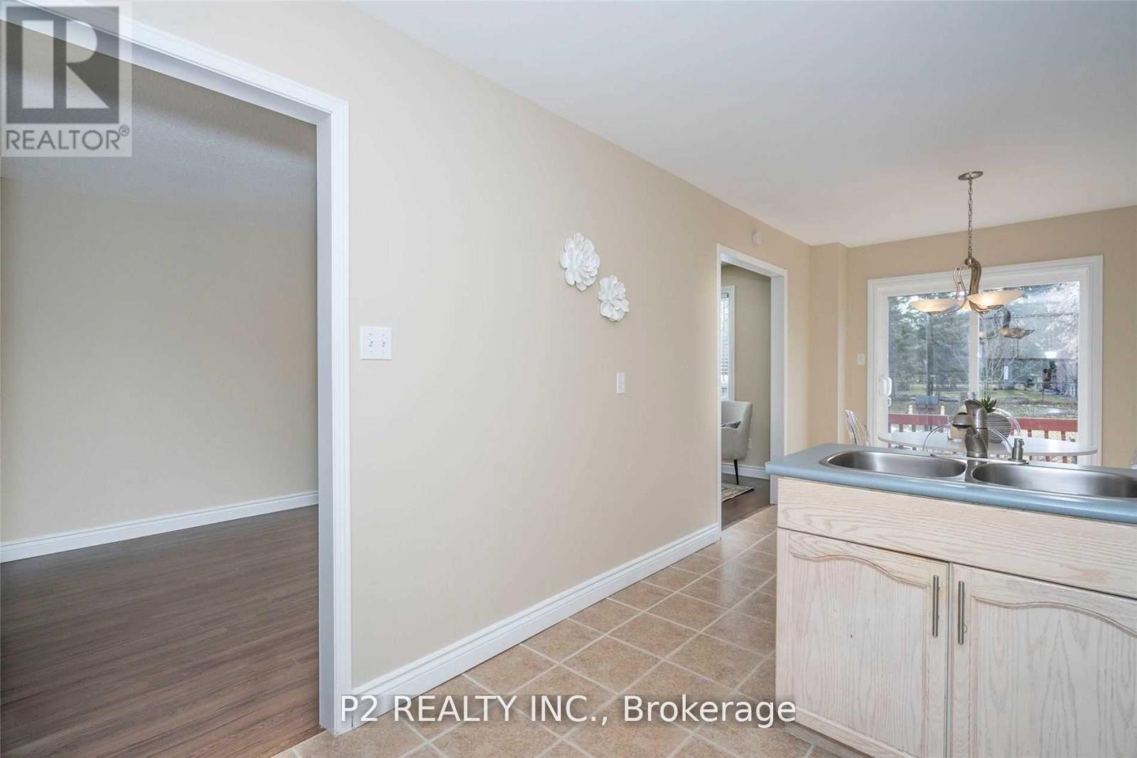 37 Oakridge Court, East Gwillimbury, Ontario  L9N 1M5 - Photo 5 - N12750310