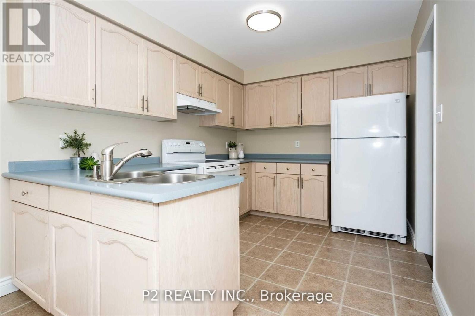 37 Oakridge Court, East Gwillimbury, Ontario  L9N 1M5 - Photo 6 - N12750310