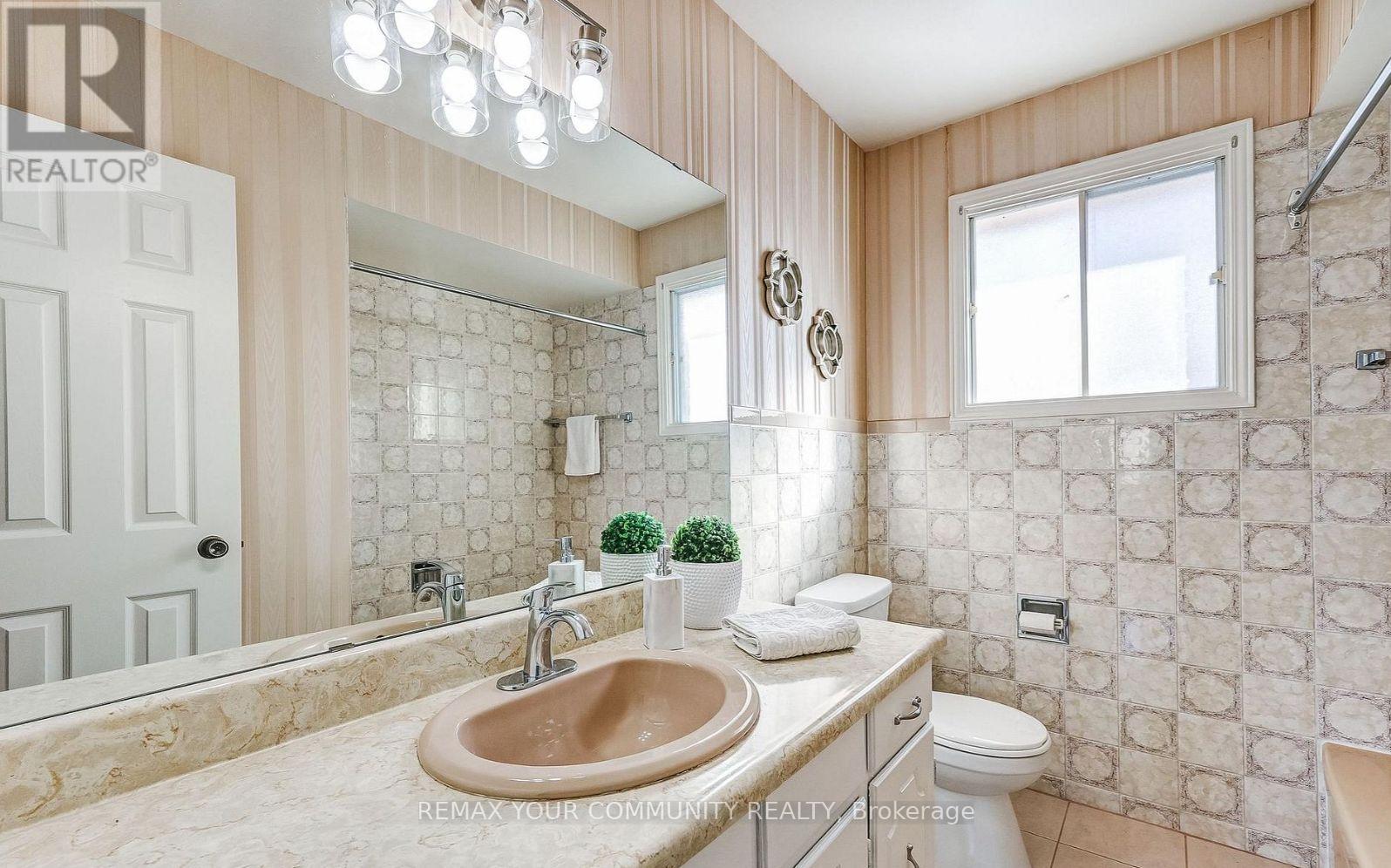 37 Mackay Drive, Richmond Hill, Ontario  L4C 6N9 - Photo 29 - N12750320