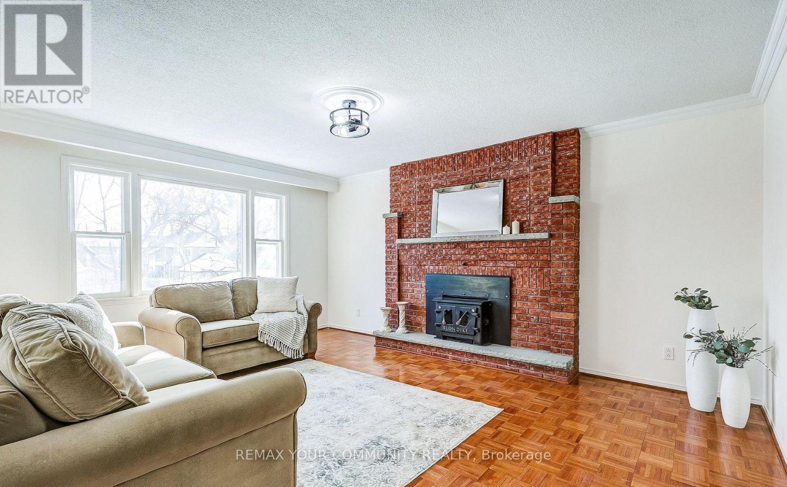 37 Mackay Drive, Richmond Hill, Ontario  L4C 6N9 - Photo 4 - N12750320