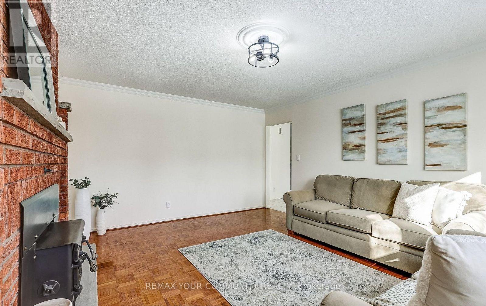 37 Mackay Drive, Richmond Hill, Ontario  L4C 6N9 - Photo 5 - N12750320