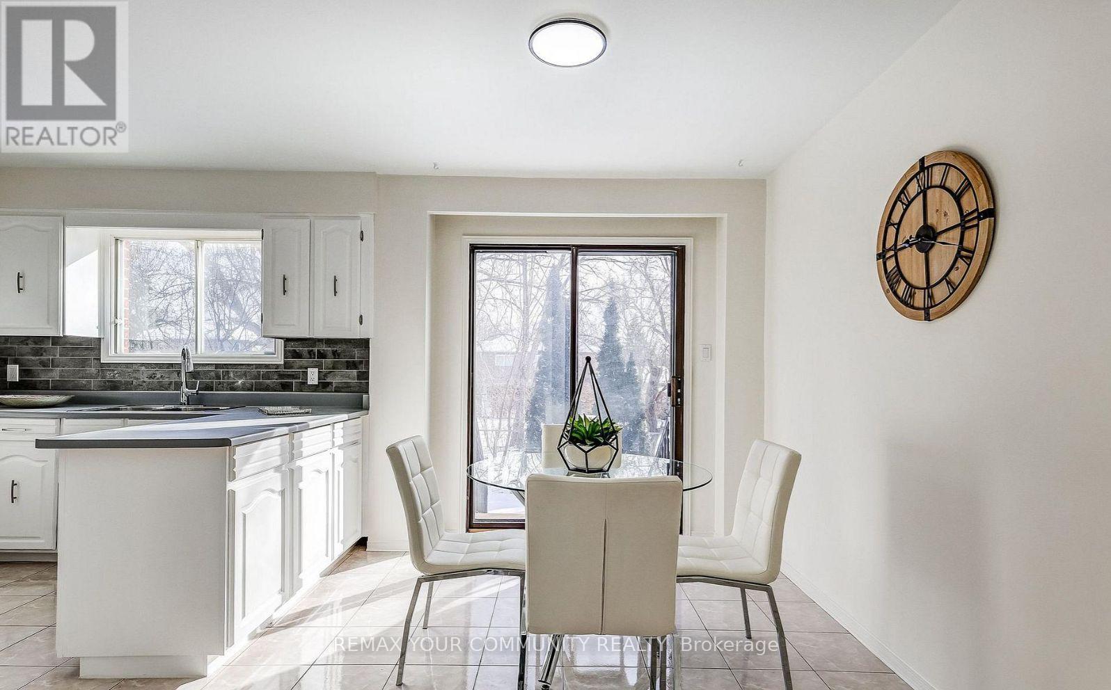 37 Mackay Drive, Richmond Hill, Ontario  L4C 6N9 - Photo 6 - N12750320