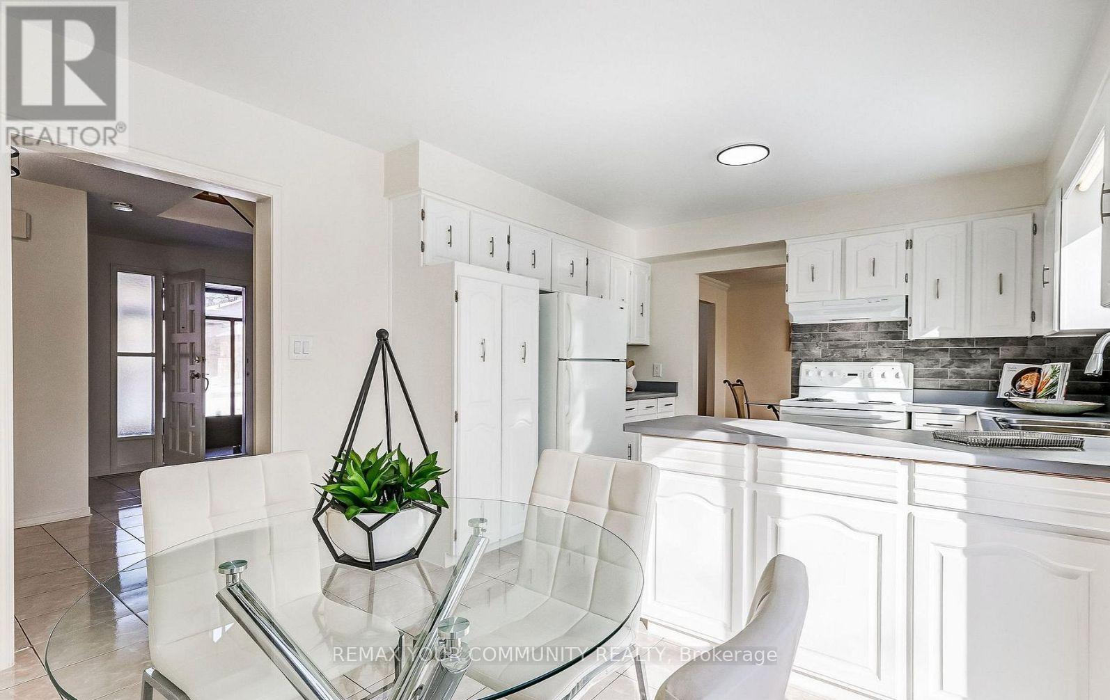 37 Mackay Drive, Richmond Hill, Ontario  L4C 6N9 - Photo 7 - N12750320