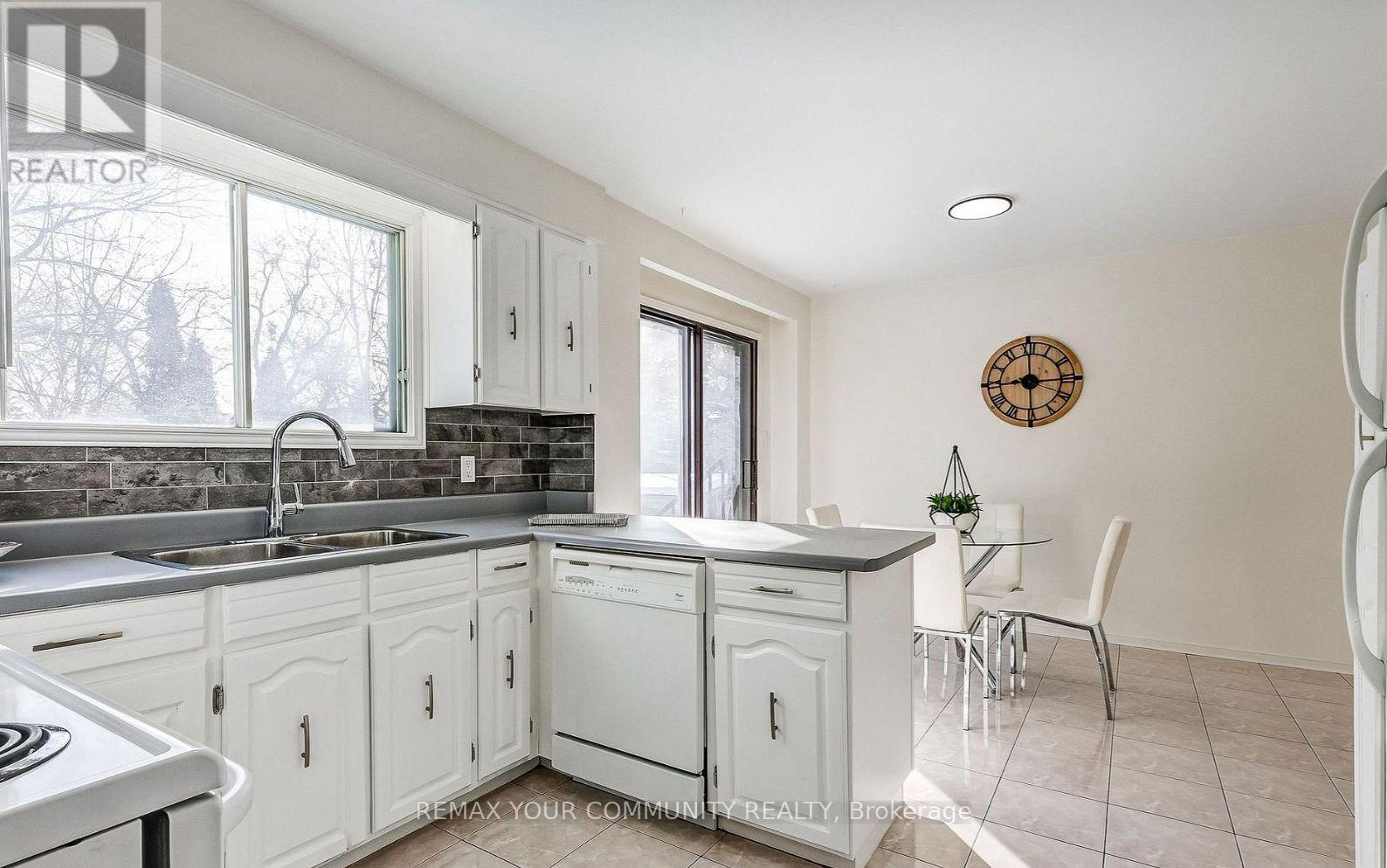 37 Mackay Drive, Richmond Hill, Ontario  L4C 6N9 - Photo 9 - N12750320