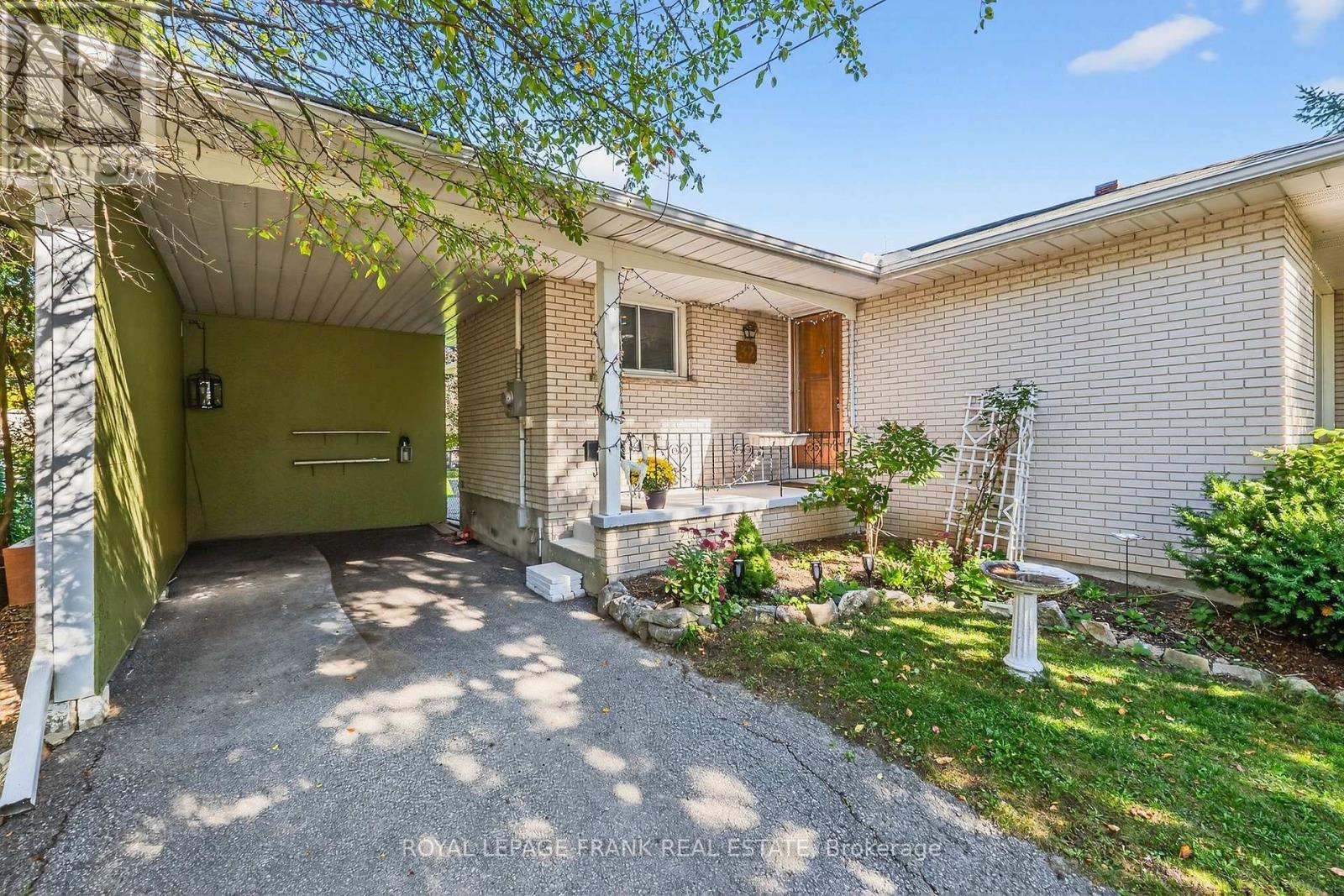 32 Melbourne Street E, Kawartha Lakes (Lindsay), Ontario  K9V 1X7 - Photo 4 - X12750022