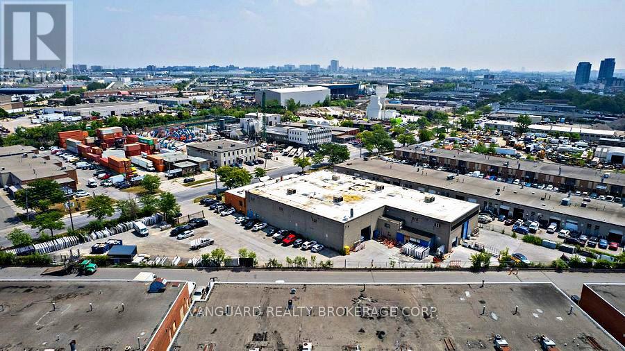 157 Toryork Drive, Toronto, Ontario  M9L 1X9 - Photo 3 - W12750370