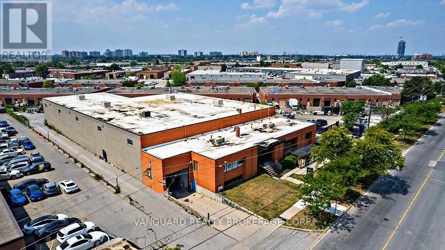 157 Toryork Drive, Toronto, Ontario  M9L 1X9 - Photo 4 - W12750370