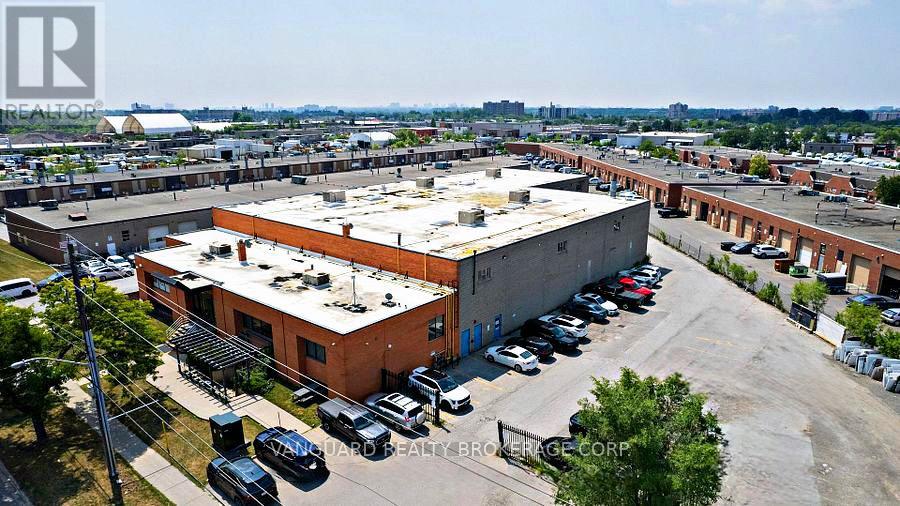 157 Toryork Drive, Toronto, Ontario  M9L 1X9 - Photo 5 - W12750370