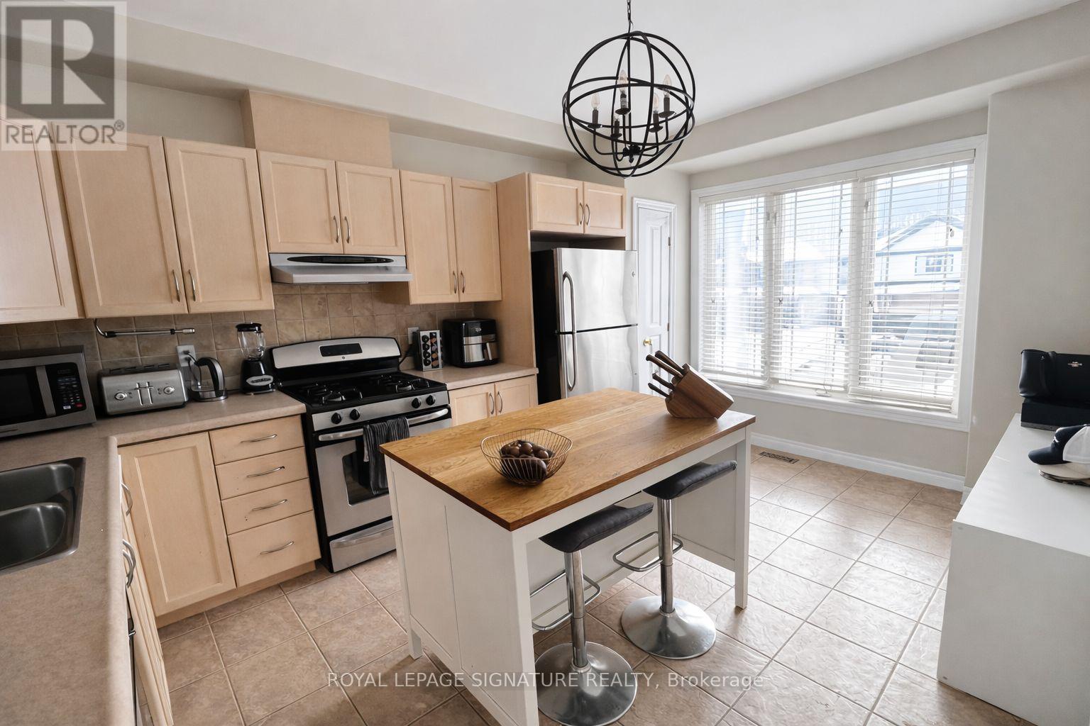 101 Willow Lane, Grimsby, Ontario  L3M 0A7 - Photo 3 - X12750308