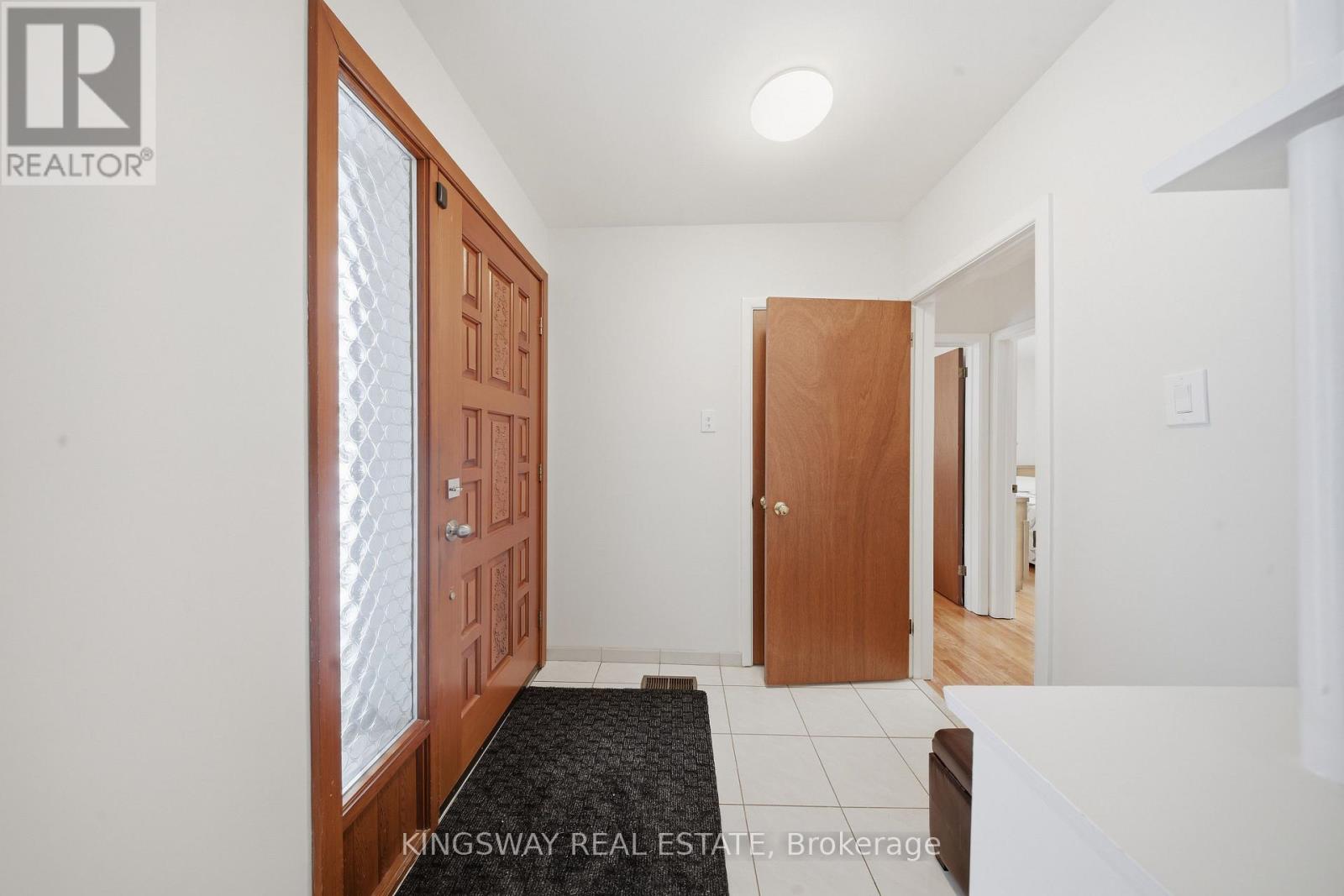 163 Floradale Drive, Mississauga, Ontario  L5B 1G2 - Photo 4 - W12750544