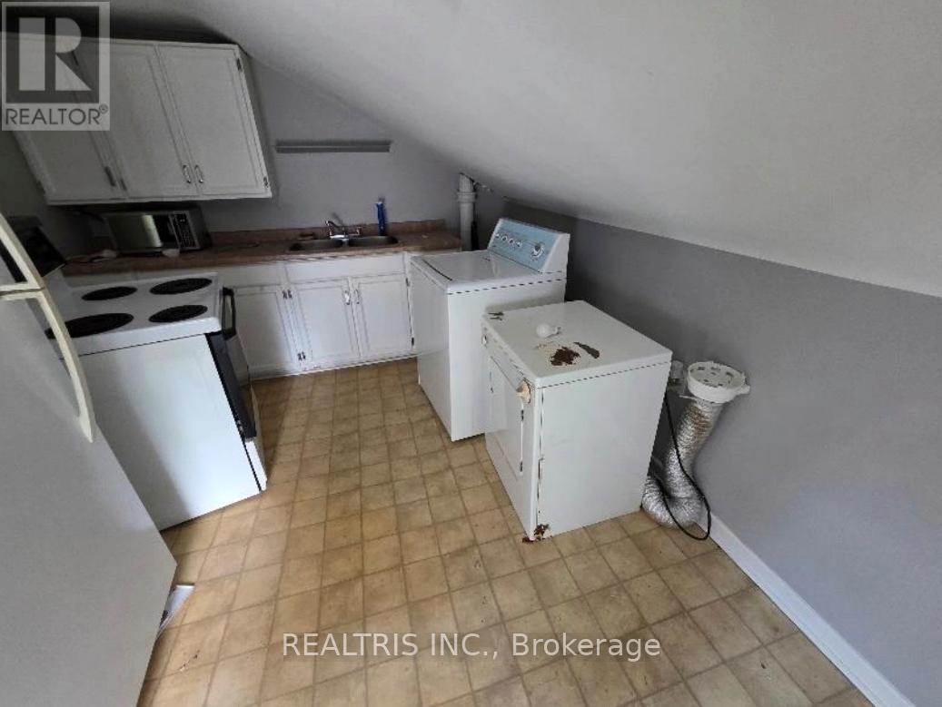 31 Ormond Street S, Thorold, Ontario  L2V 1Y3 - Photo 4 - X12750564