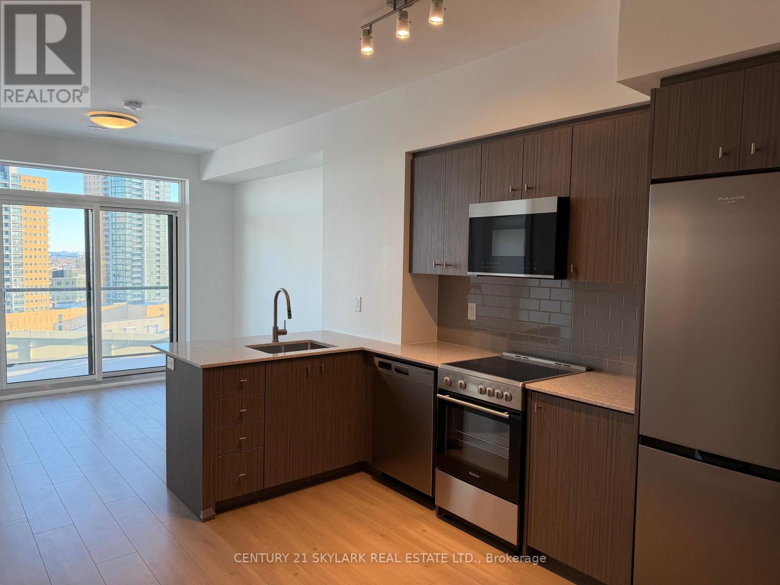 901 - 25 Wellington Street, Kitchener, Ontario  N2G 0G5 - Photo 4 - X12705282