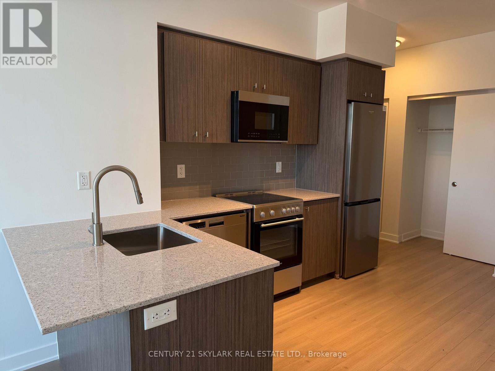 901 - 25 Wellington Street, Kitchener, Ontario  N2G 0G5 - Photo 5 - X12705282