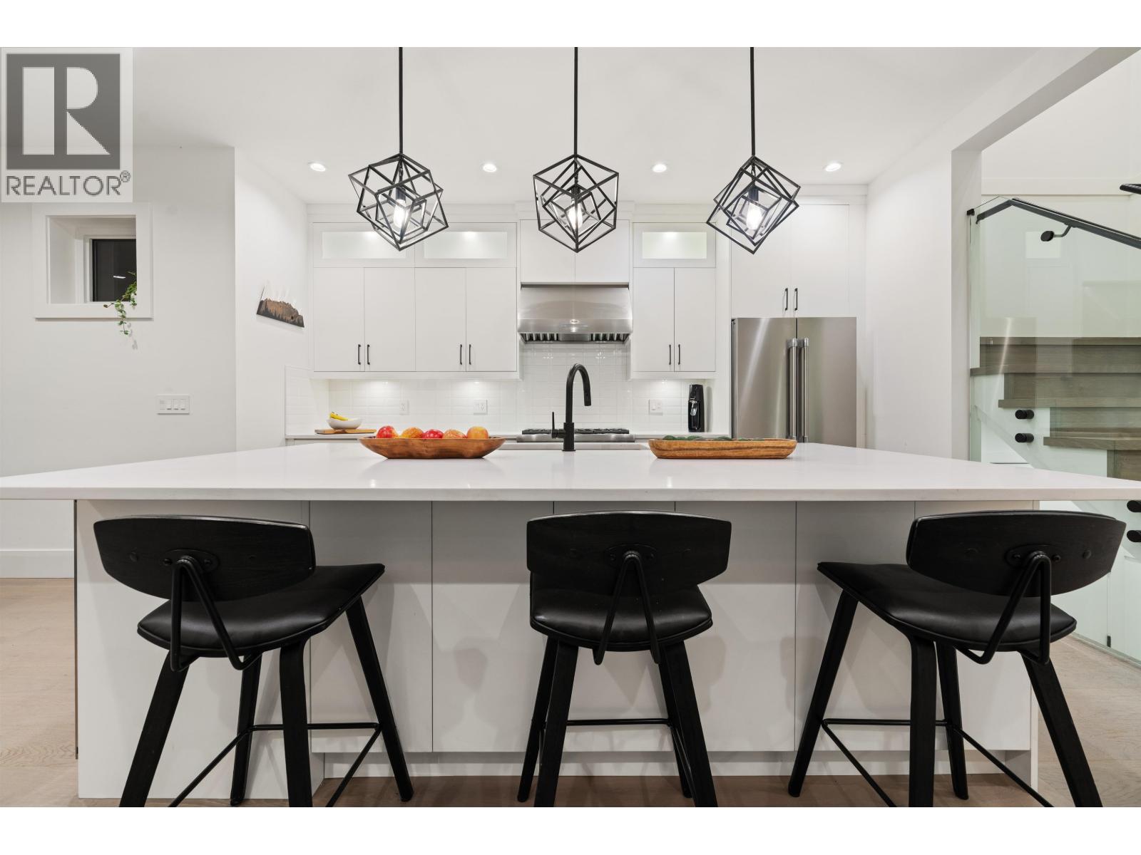 336 E Keith Road, North Vancouver, British Columbia  V7L 1V7 - Photo 2 - R3085599