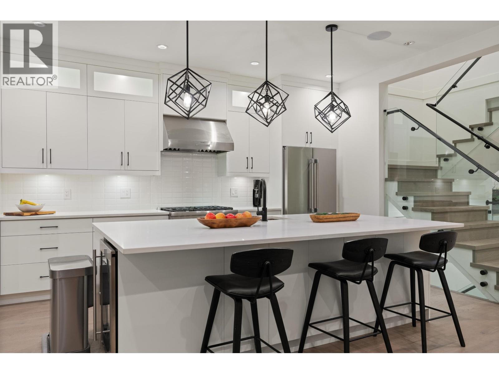 336 E Keith Road, North Vancouver, British Columbia  V7L 1V7 - Photo 3 - R3085599