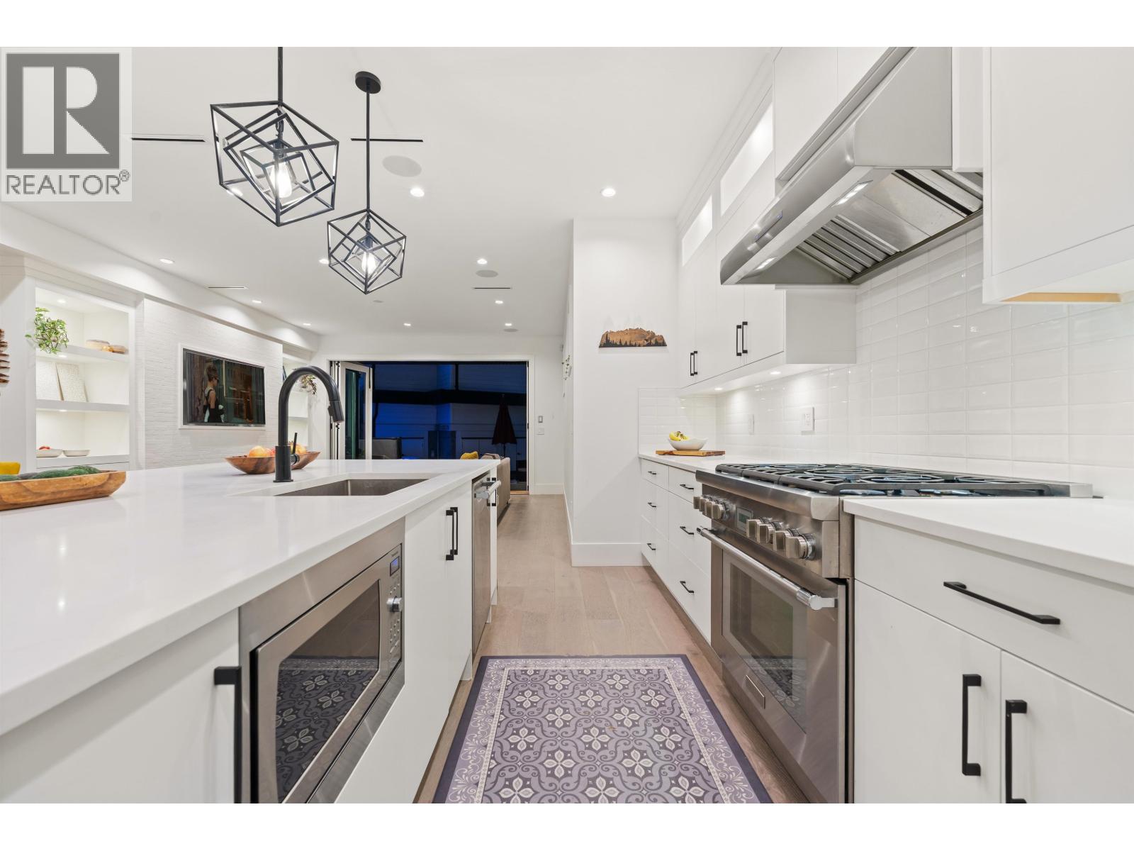 336 E Keith Road, North Vancouver, British Columbia  V7L 1V7 - Photo 4 - R3085599